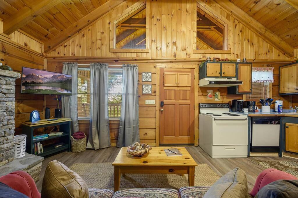 Do Not Disturb - Pigeon Forge Smoky Mountain Studio Cabin, Hot Tub, Fireplace Exterior foto
